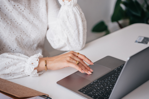 Brustverkleinerung: Wann übernimmt die Krankenkasse die Kosten?